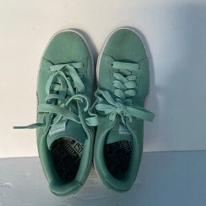 Women’s Size 9 Teal Suede Pumas